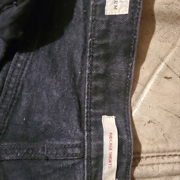 Levis Ribcage Shorts - Picture 3 of 3